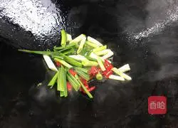 Illustration of how to stir-fry lettuce with garlic sprouts 3