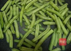Illustration of how to make fried long beans with red pepper and soy sauce 1