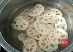 Illustration of how to make spicy hotpot lotus root slices 3