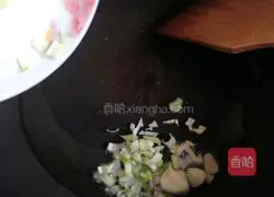 Carrot Illustration of how to make fried yam with fungus 8