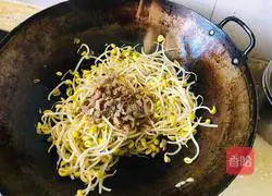 Illustration of how to make fried shredded beef with soybean sprouts and oil 5