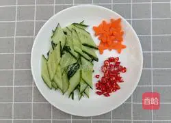 Illustration of how to make cucumber mixed with white fungus 2