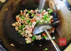 Hot holiday dish - Stir-fried lotus root recipe illustration 5