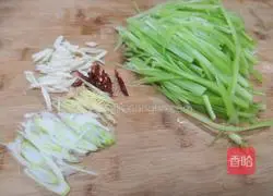 Illustration of how to make shredded spicy lettuce 2