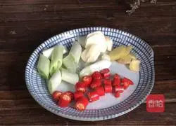 Illustration of how to make pickled pepper pig skin 8