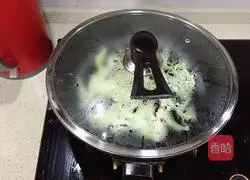 Illustration of how to cook cauliflower and black fungus 3