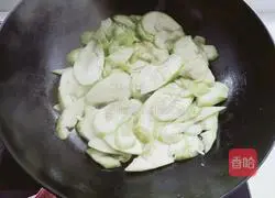 Illustration of how to make loofah soup 4