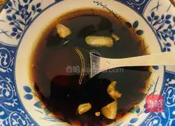 Illustration of how to dip broccoli in water 6