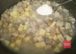 Stir-fried taro, potatoes and sweet potatoes.Practice illustration 10