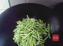 Illustration of how to make fried cowpeas and potatoes 8