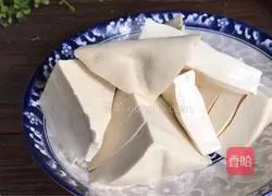 Illustration of how to cook tofu with fungus and celery 1