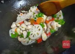 Illustration of how to stir-fry lotus root in lotus pond 6