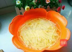 Illustration of how to make shredded potatoes 5