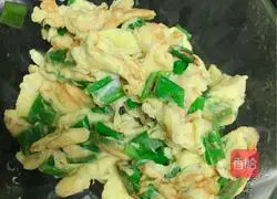 Scrambled eggs with fungus and green onions Practice illustration 6