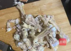 Illustration of how to make spicy and sour garlic boneless chicken feet 4