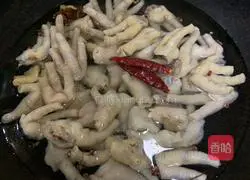 Illustration of how to make spicy and sour lemon chicken feet 2