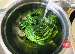 Illustration of how to make stir-fried radish and cherry blossoms 1