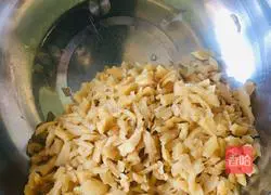 Illustration of how to stir-fry Cantonese preserved vegetables 2