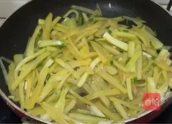 Illustration of how to make cucumber and potato shreds 12