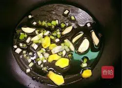 Illustration of how to make stir-fried razor clams with luffa 3