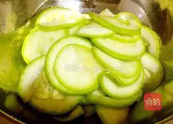 Illustration of how to make cold zucchini 2