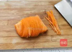 Illustration of how to stir-fry shredded potatoes and shredded carrots 3