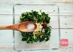 Illustration of how to make cold celery leaves 10