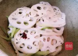 Illustration of how to make spicy and sour lotus root slices 5