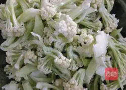 Illustration of how to make fried pork with cauliflower 1