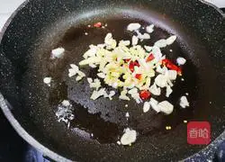 Illustration of how to make lettuce sticks with juice 6