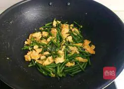 Illustration of how to make scrambled cowpeas and eggs 8