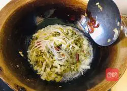 Illustration of how to make fried vermicelli with pickled cabbage 8