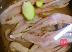 Recipe for black pepper duck feet Illustration 2