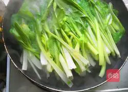 Illustration of how to make garlic greens 3