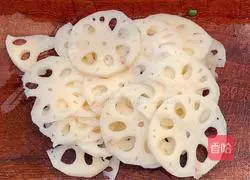 Illustration of how to make fried lotus root slices with snow peas 1