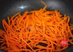 Illustration of how to make spicy stir-fried gluten 5