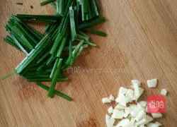 Illustration of how to make stir-fried broad beans and leeks 1