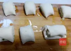 Illustration of how to make scallion pancake 10