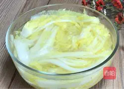 Illustration of how to make baby cabbage with wolfberry 9