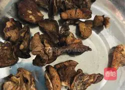 Illustration of how to stir-fry mushrooms with green vegetables 1