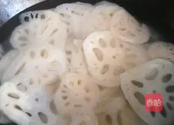 Illustration of how to make sweet and sour crispy lotus root 4