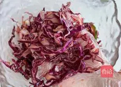 Illustration of how to make shredded purple cabbage 9