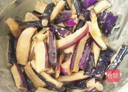 Illustration of how to make fried eggplant and beans 10