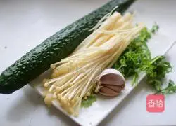 Illustration of how to make cold cucumber and enoki mushrooms 1