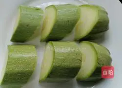 Illustration of how to make fried fungus with zucchini 2