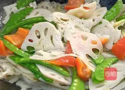 Illustration of how to stir-fry lotus root slices with snow peas 9