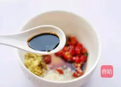 Illustration of how to make cold spicy lotus root slices 5