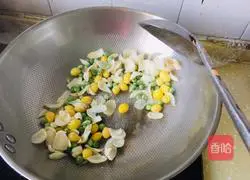 Illustration of how to stir-fry lilies with ginkgo green beans 6