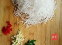 Illustration of how to make stir-fried shredded radish 1