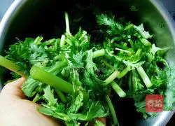 Illustration of how to make stir-fried garlic chrysanthemum 1